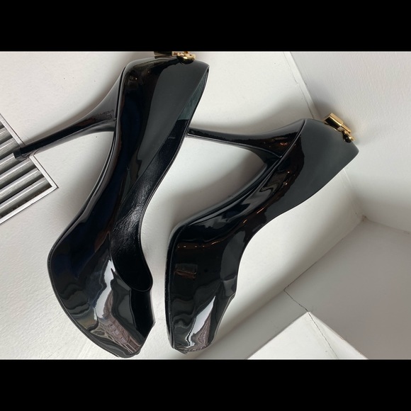 Louis Vuitton Black Patent Pumps with Gold Lock - Picture 4 of 5